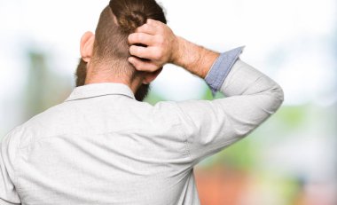 Genç Sarışın giyen gözlük geriye düşünme hakkında şüphe ile baş taraftan adam