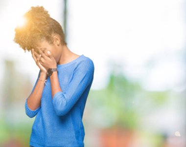 Güzel genç Afro-Amerikan kadın ağlayarak süre elleriyle yüzünü kapsayan üzgün ifade ile izole arka plan yüzünden. Depresyon kavramı.