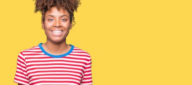 İzole arka plan ile bir mutlu ve serin güzel genç Afro-Amerikan kadın yüzündeki gülümseme. Şanslı kişi.