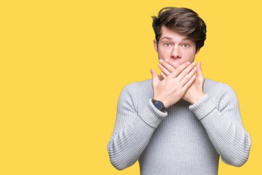 Üzerinde kış kazak giyen genç yakışıklı adam arka plan ağız hata için elleriyle kapsayan şok izole. Gizli kavramı.