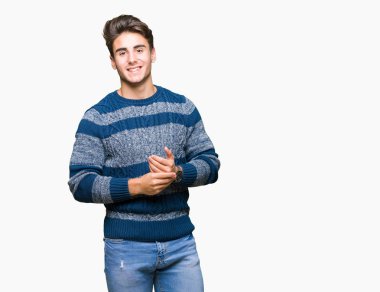 Genç yakışıklı adam arka plan eller birlikte izole ve rahat ve neşeli gülümseyen parmak çarpı işareti. Başarı ve iyimser