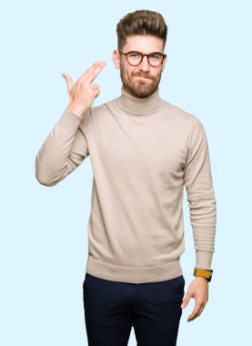 Genç yakışıklı iş adamı giyen çekim ve öldürmek kendini el ve parmaklara baş, intihar jest işaret gözlük.