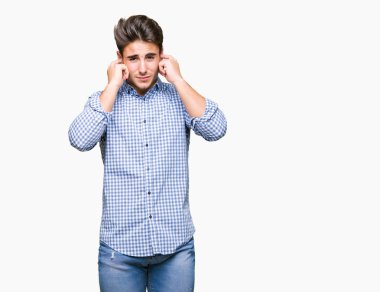 Yüksek sesle müzik gürültü rahatsız ifade parmaklarıyla kulaklarıyla kapsayan izole arka plan üzerinde genç yakışıklı iş adamı. Sağır kavramı.