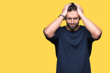 Genç yakışıklı adam kazak giyiyor çünkü umutsuz ve stresli baş ağrısı acı izole arka plan üzerinde ağrı ve migren. Ellerini kafasına.