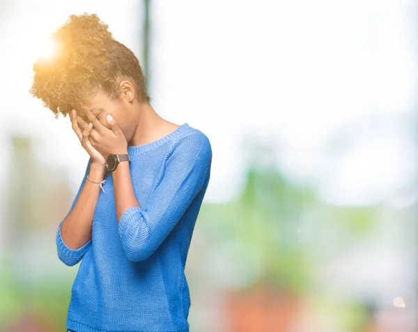 美丽的年轻非洲裔美国女人在孤立的背景与悲伤的表情覆盖脸与手 而哭泣 抑郁症的概念 — 图库照片
