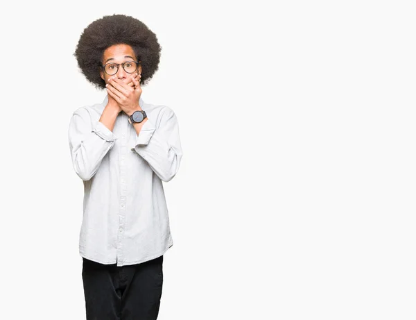 Mladý Američan Afričana Muž Afro Vlasy Nosí Brýle Šokován Pokrývající — Stock fotografie