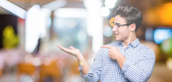 Jeune Bel Homme Portant Des Lunettes Sur Fond Isolé Étonné — Photo