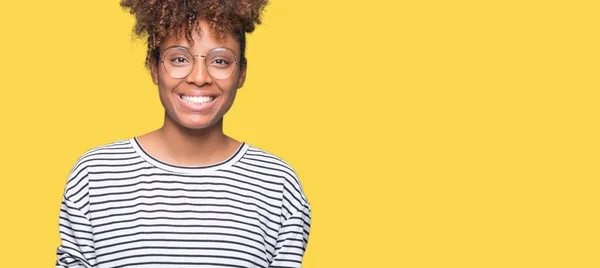 Linda Jovem Afro Americana Usando Óculos Sobre Fundo Isolado Com — Fotografia de Stock