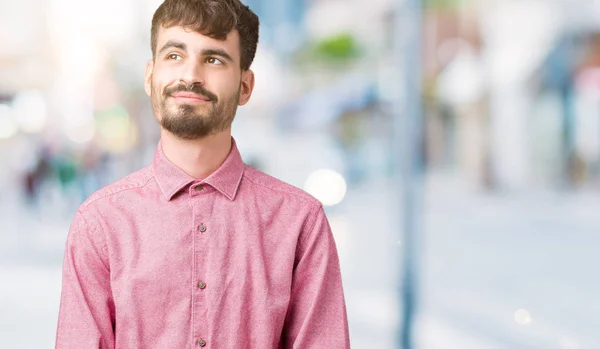 Junger Gutaussehender Mann Trägt Rosa Hemd Über Isoliertem Hintergrund Lächelt — Stockfoto