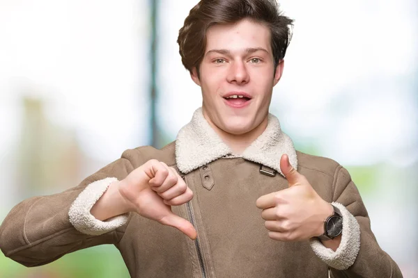 Jovem Homem Bonito Vestindo Casaco Inverno Sobre Fundo Isolado Fazendo — Fotografia de Stock