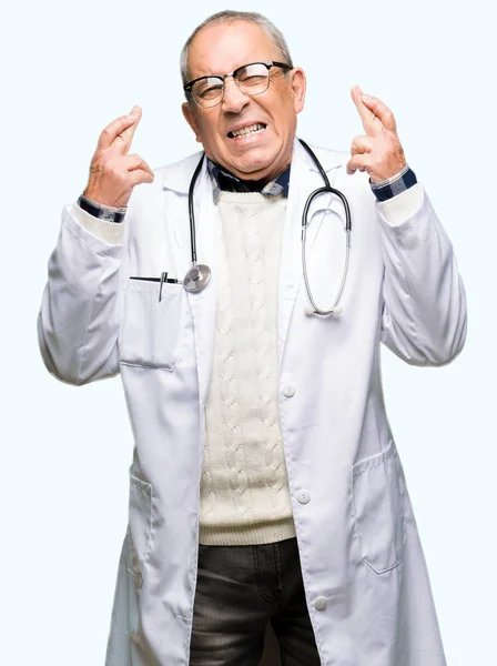 Όμορφος Ανώτερος Γιατρός Άνθρωπος Φορώντας Ιατρική Παλτό Χαμογελώντας Διέλευσης Δάχτυλα — Φωτογραφία Αρχείου