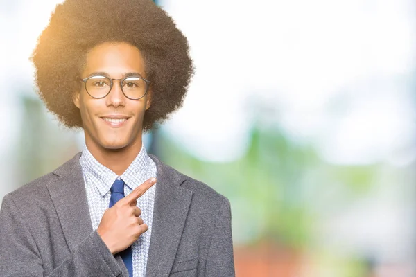 Unga Afroamerikanska Affärsman Med Afro Hår Glasögon Glada Med Ett — Stockfoto