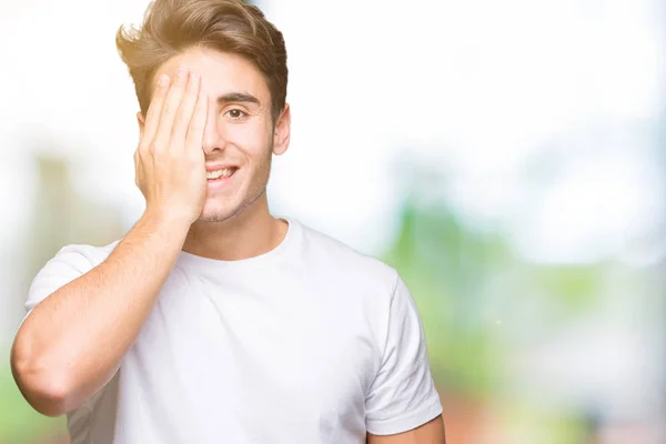 Joven Hombre Guapo Con Camiseta Blanca Sobre Fondo Aislado Cubriendo —  Fotos de Stock