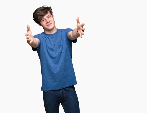 Ung Vacker Man Bär Blå Shirt Över Isolerade Bakgrunden Tittar — Stockfoto