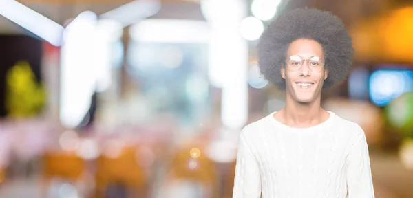 Νεαρός Αφρικανική Αμερικανική Άνθρωπος Άφρο Μαλλιά Φορώντας Γυαλιά Μια Ευτυχισμένη — Φωτογραφία Αρχείου
