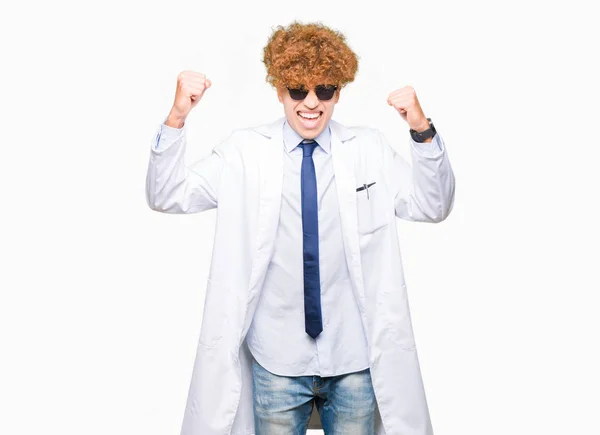 Mladý Pohledný Vědec Oblečený Profesionálního Kabátu Slunečních Brýlí Velmi Šťastný — Stock fotografie