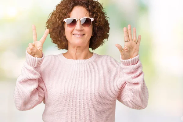 Schöne Seniorin Mittleren Alters Die Rosa Pullover Und Sonnenbrille Über — Stockfoto