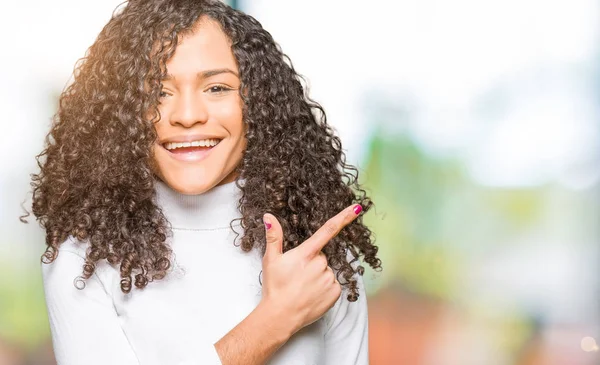 Jovem Mulher Bonita Com Cabelo Encaracolado Vestindo Camisola Gola Alta — Fotografia de Stock