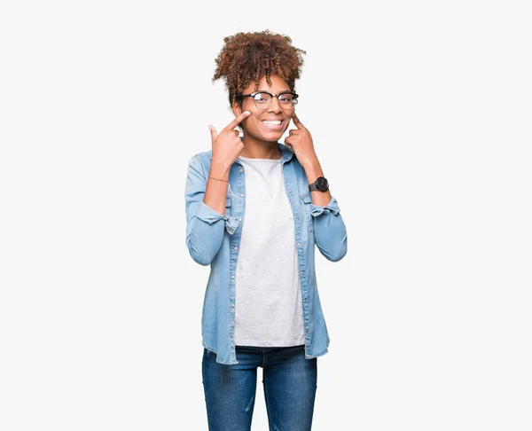 Güzel Genç Afro Amerikan Kadın Gözlük Izole Üzerinde Gülen Arka — Stok fotoğraf