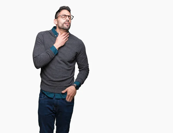 Joven Hombre Guapo Con Gafas Sobre Fondo Aislado Tocando Cuello — Foto de Stock