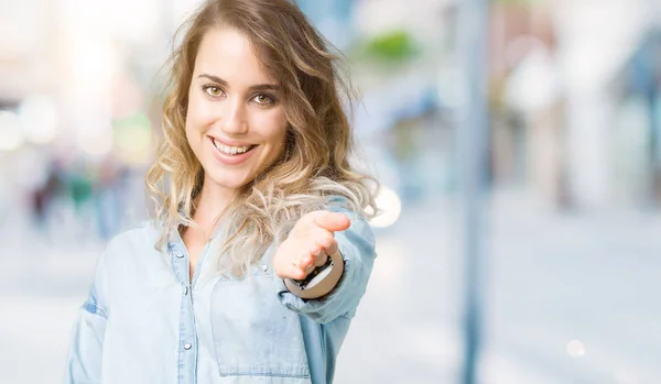 Vacker Ung Blond Kvinna Över Isolerade Bakgrund Leende Vänliga Erbjudande — Stockfoto