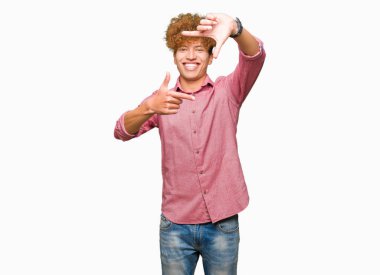 Afro saçlı Genç yakışıklı iş adamı mutlu yüz ile eller ve parmaklar ile çerçeve yapma gülümseyen. Yaratıcılık ve Fotoğrafçılık konsepti.