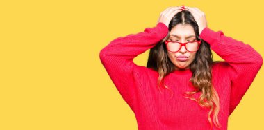 Genç güzel kadın baş ağrısı çaresiz muzdarip kırmızı gözlük giyiyor ve stres çünkü ağrı ve migren. Eller baş.