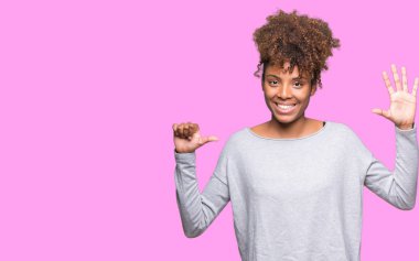 Güzel genç Afro-Amerikan kadın gösterilen ve parmakları ile işaret izole arka plan yüzünden kendinden emin ve mutlu gülümseyerek süre 6 numara.