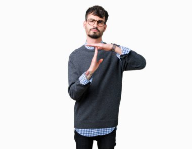 Genç yakışıklı izole arka plan yapıyor zaman aşımı jest elle, sinirli ve ciddi bir yüz üzerinden gözlüklü adam akıllı