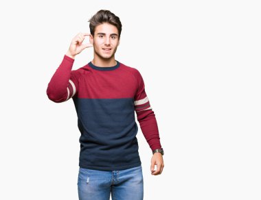 Yakışıklı genç gülümseyen izole arka plan ve süre seyir ve kamera boyutu işaret parmaklarıyla yapıyor el ile kendinden emin eller üzerinde. Ölçü kavramı.