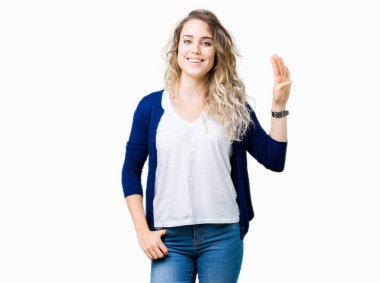 Gösterilen ve parmakları ile işaret izole arka plan üzerinde sarışın güzel genç kadın kendinden emin ve mutlu gülümseyerek süre dört numara.