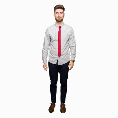 Genç yakışıklı iş adamı komik surat ile yanakları şişirme. Ağız ile hava, deli ifade şişirilmiş.