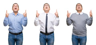 Arap orta yaş adam izole arka plan kompozisyonu hayrete ve yukarıya bakıyor ve parmakları ile işaret ve silah kaldırdı şaşırttı.