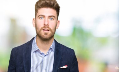 Şüpheci ve alaycı, görünen genç yakışıklı bussines adam şok karşısında açık ağız ile şaşırttı