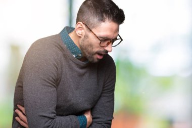 Yakışıklı delikanlı üzerinde gözlük takan izole mide üzerinde el ile arka plan çünkü mide bulantısı, ağrılı hastalık hasta hissediyor. Ağrısı kavramı.