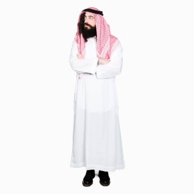 Arap iş adamı ile uzun saç giyen geleneksel keffiyeh eşarp ikna tarafa geçti silah ile görünümlü ve kendinden emin gülümseyen