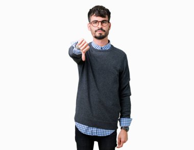 Genç yakışıklı mutsuz ve kızgın ret gösterilen ve başparmak aşağı hareketi ile negatif seyir izole arka plan üzerinde gözlük takan adam akıllı. Kötü ifade.