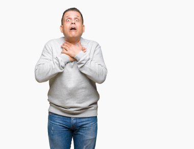 Orta yaş Arap ve izole arka plan bağırarak üzerinde giyen spor kazak erkek çünkü boğmak acı kendi ellerimle öldürürüm. Sağlık sorunu. Yaralarından ve intihar kavramı.