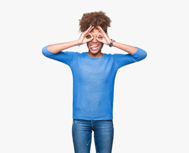 Güzel genç Afro-Amerikan kadın dilini, parmaklarının arasından baktığını yapışmasını dürbün gibi ok jest yapıyor izole arka plan yüzünden. Deli ifade.