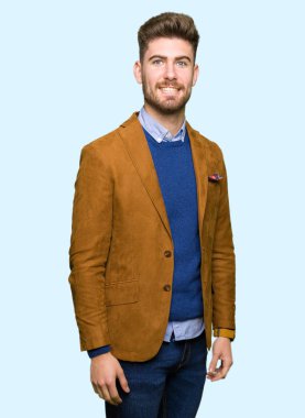 Genç yakışıklı iş adamı yüzünde mutlu ve güzel bir gülümseme ile. Şanslı kişi.