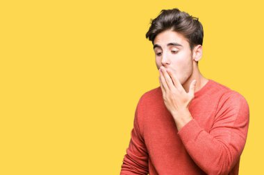 Yakışıklı delikanlı izole arka plan üzerinde el ile ağız kapsayan yorgun esneme sıkılmış. Restless ve uyku hali.