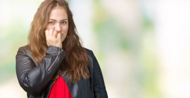 Güzel eller genç kadın stresli ve gergin ile izole arka plan üzerinde bir moda deri ceket giyen tırnak ısırma dudaklarından boyutu artı. Anksiyete sorunu.