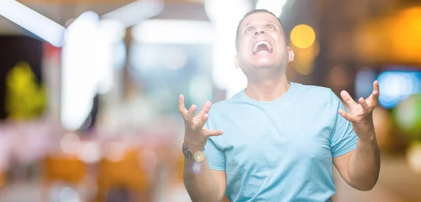 Arabischer Mann Mittleren Alters Blauem Shirt Über Isoliertem Hintergrund Verrückt — Stockfoto