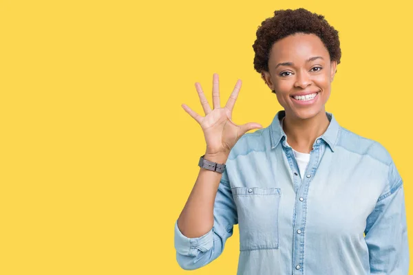 Joven Hermosa Mujer Afroamericana Sobre Fondo Aislado Mostrando Apuntando Hacia —  Fotos de Stock