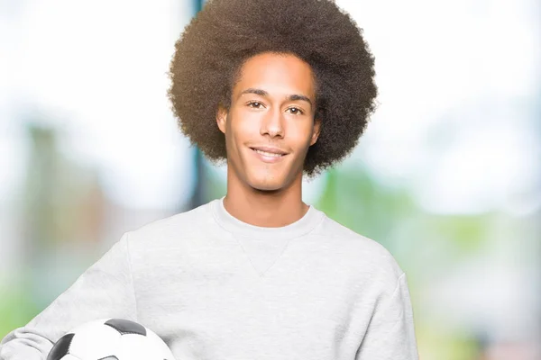 Молодий Афроамериканець Людиною Афро Волосся Проведення Футбол Футбольний Щасливим Обличчям — стокове фото