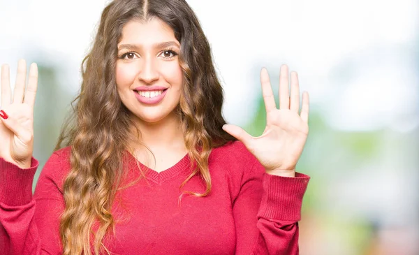 Gösterilen Parmakları Ile Işaret Kırmızı Kazak Giyen Genç Güzel Kadın — Stok fotoğraf