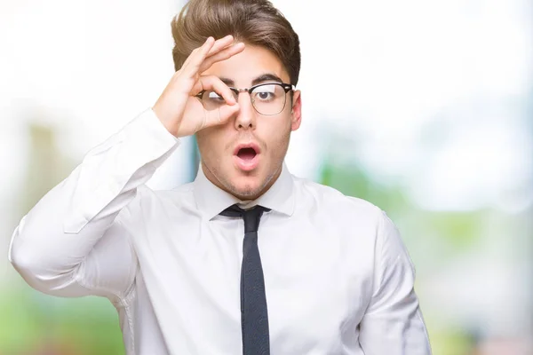Szemüveg Viselése Alatt Elszigetelt Háttérben Gesztus Fiatal Üzletember Megdöbbent Meglepett — Stock Fotó