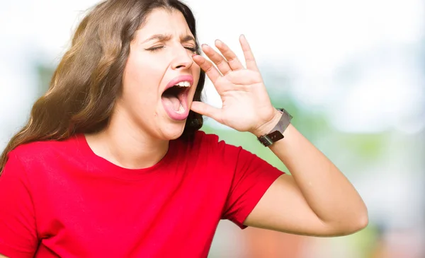 Joven Hermosa Mujer Con Camiseta Casual Gritando Gritando Fuerte Lado —  Fotos de Stock