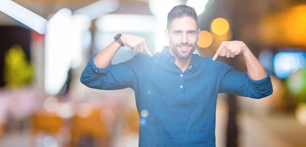 Joven Hombre Guapo Sobre Fondo Aislado Mirando Confiado Con Sonrisa —  Fotos de Stock