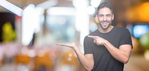 Giovane Bell Uomo Sfondo Isolato Stupito Sorridente Alla Fotocamera Mentre — Foto Stock